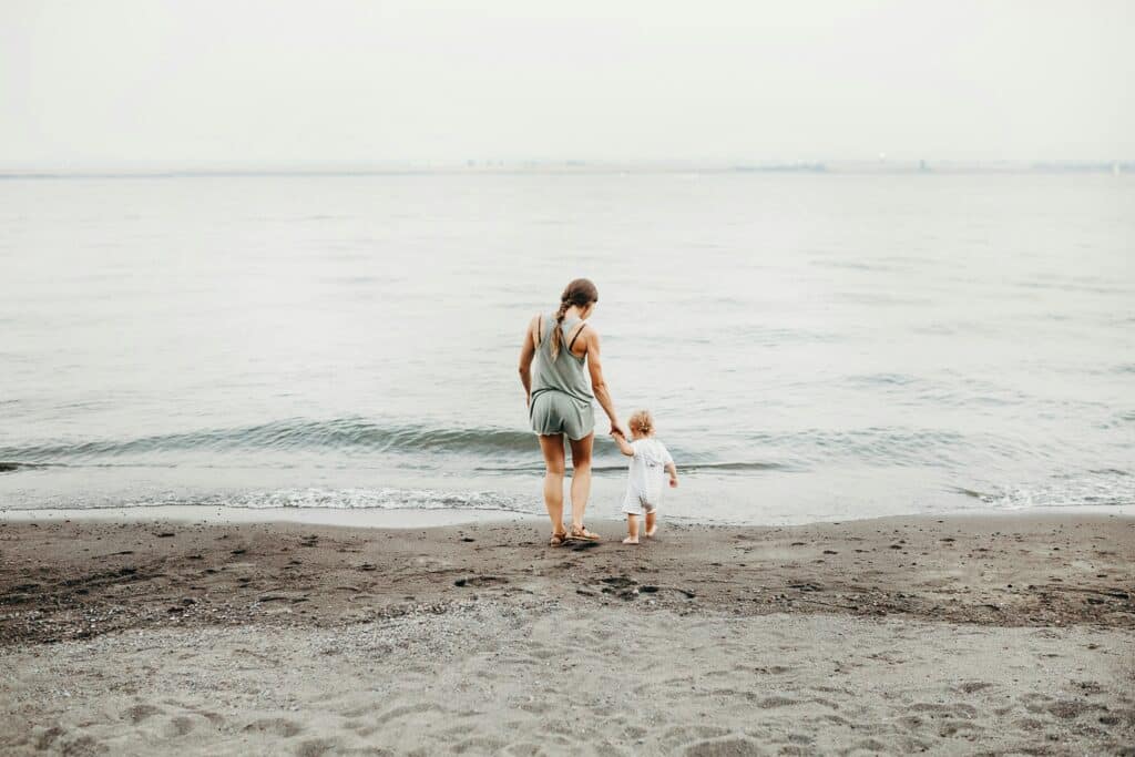Mutter und Kind am Wasser