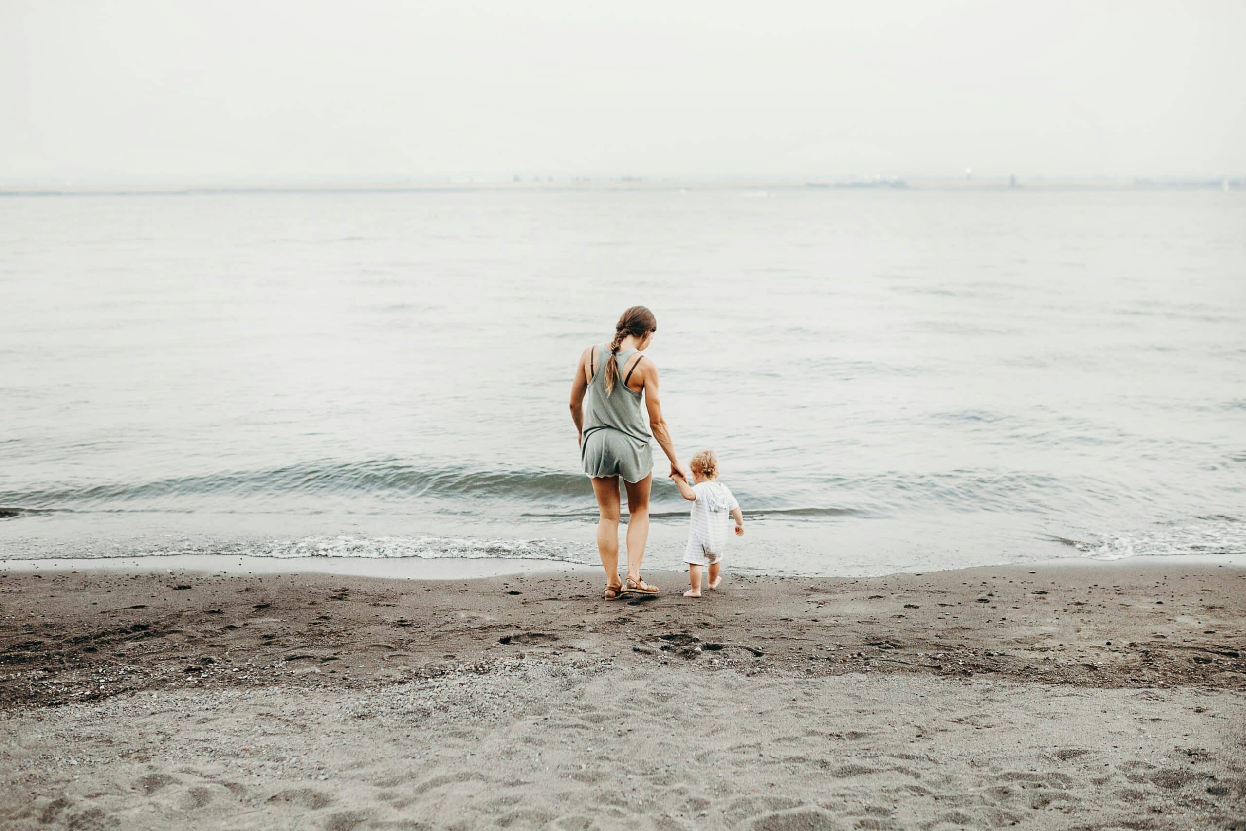 Mutter und Kind am Wasser